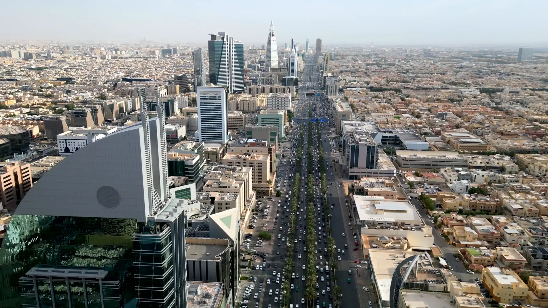 منظر جوي لمدينة الرياض وأبراجها على امتداد طريق الملك فهد